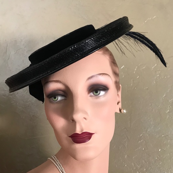 INVENTIVE 1930s' BLACK STRAW TILT HAT WITH CRAFTED LONG FEATHER & BOW - Picture 2 of 12